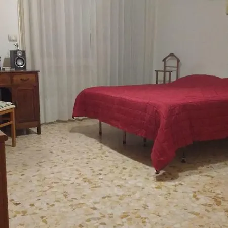Adrian House בית אירוח *